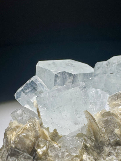 Seltener Aquamarin mit Mica auf Matrix – 1A Sammlerqualität