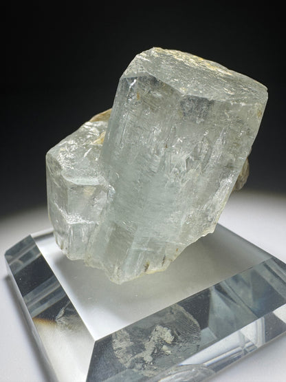 Transparenter Hochgebirgs-Aquamarin – Naturwunder mit Struktur