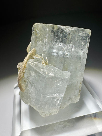 Transparenter Hochgebirgs-Aquamarin – Naturwunder mit Struktur