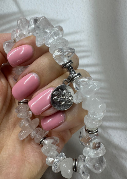 Bezauberndes Armband mit Bergkristallsplittern und süssem Lotus-Charm 💎🪷