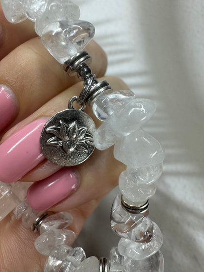 Bezauberndes Armband mit Bergkristallsplittern und süssem Lotus-Charm 💎🪷
