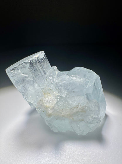 Glasklarer Aquamarin-Edelstein – seltenes Naturwunder aus Pakistan