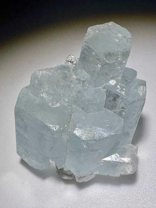 Glasklarer Aquamarin-Edelstein – seltenes Naturwunder aus Pakistan
