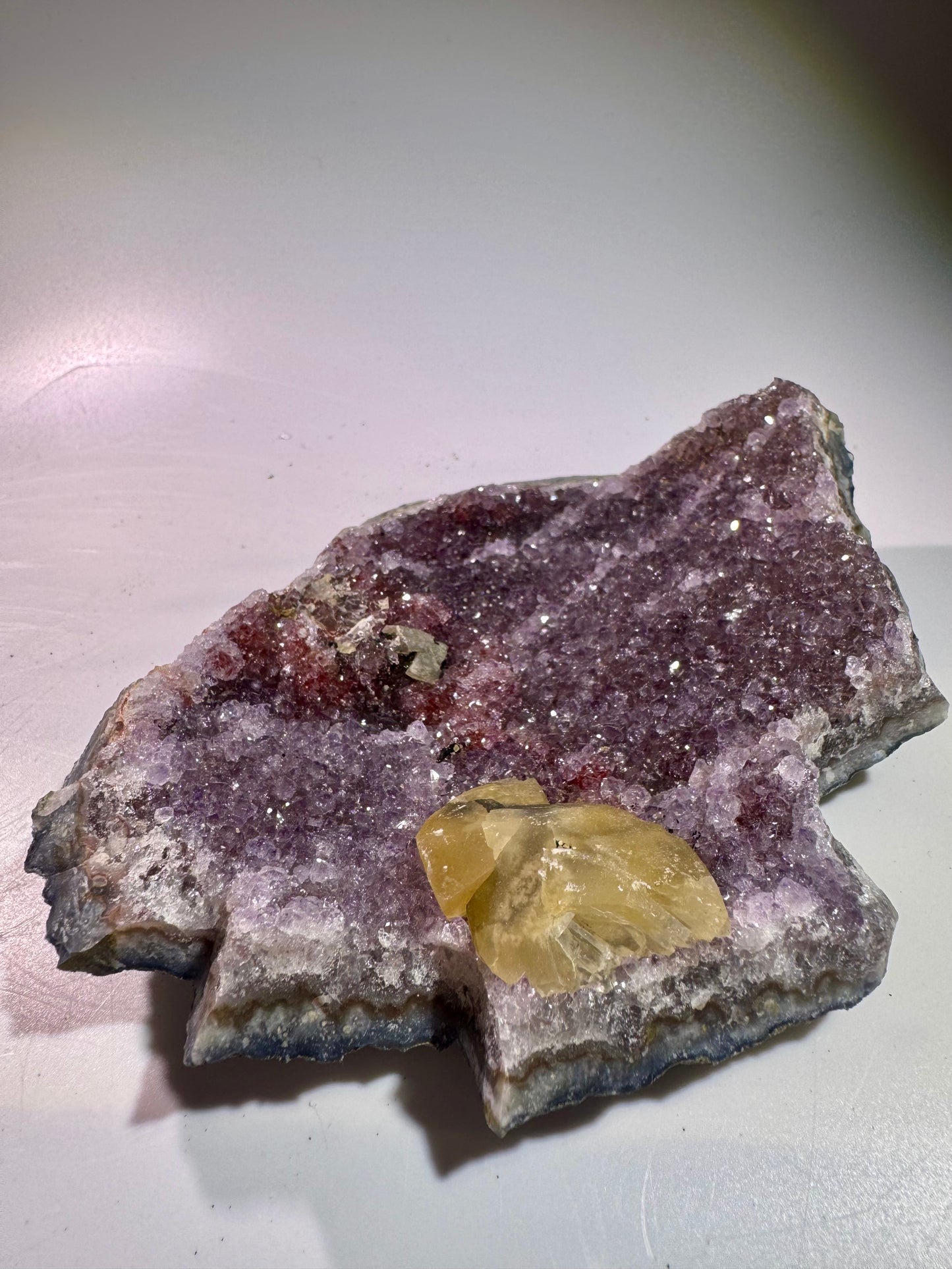 Uruguay Amethyst Druse mit Kalzit 14.5 x 11 cm – 391 g violette Kristalllandschaft