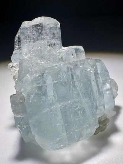 Glasklarer Aquamarin-Edelstein – seltenes Naturwunder aus Pakistan
