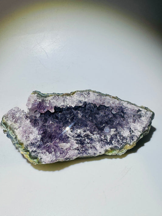 Uruguay Amethyst Druse mit Kalzit 13x7.6 cm – 339 g violette Kristalllandschaft