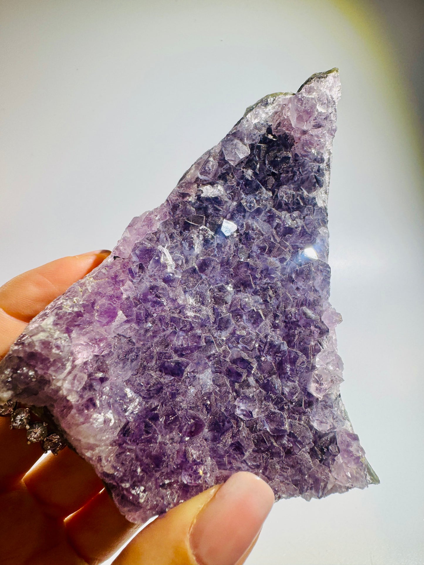 Uruguay Amethyst Druse mit Kalzit 1.5x7.5 cm – 262 g violette Kristalllandschaft