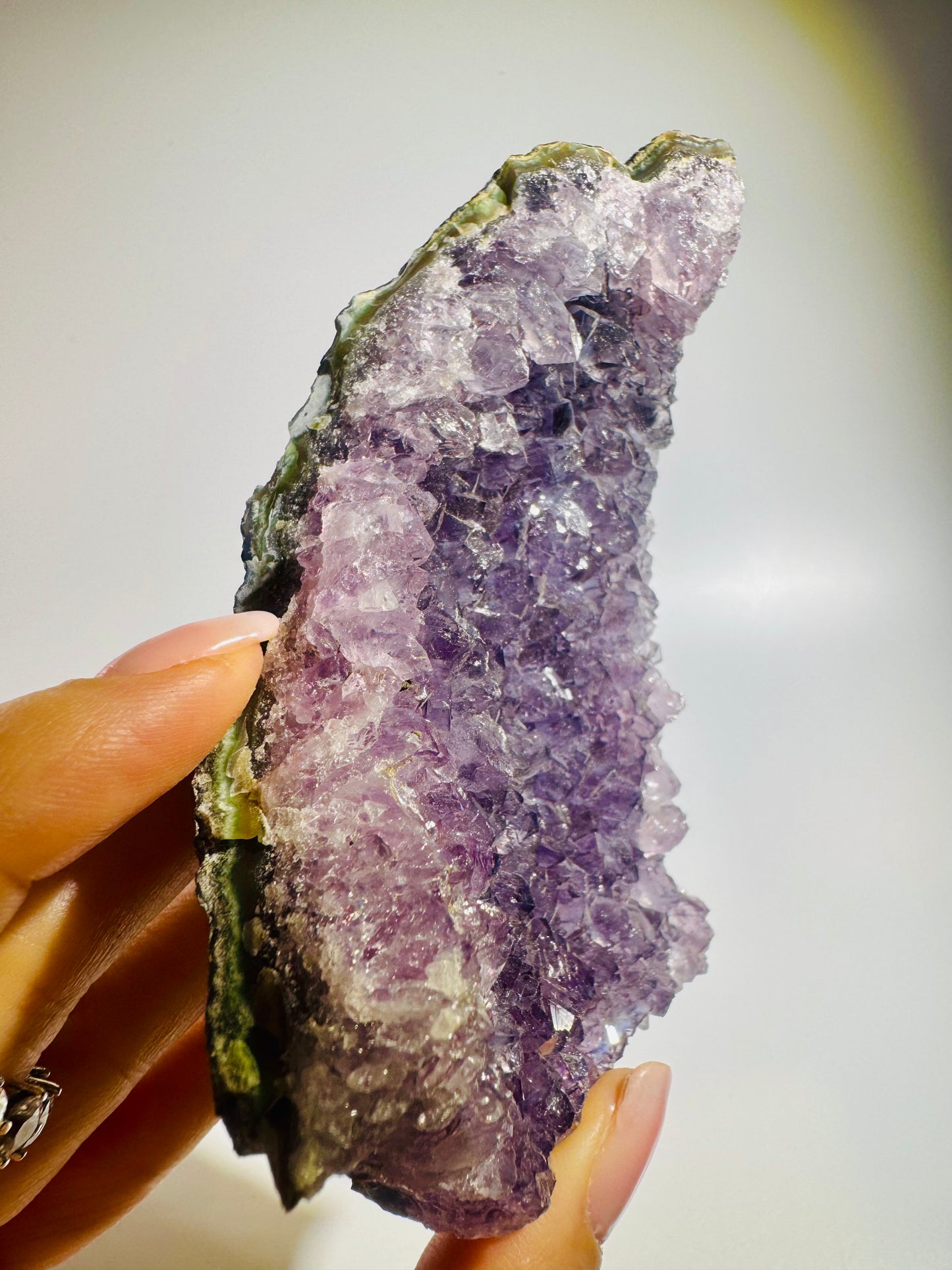 Uruguay Amethyst Druse mit Kalzit 1.5x7.5 cm – 262 g violette Kristalllandschaft
