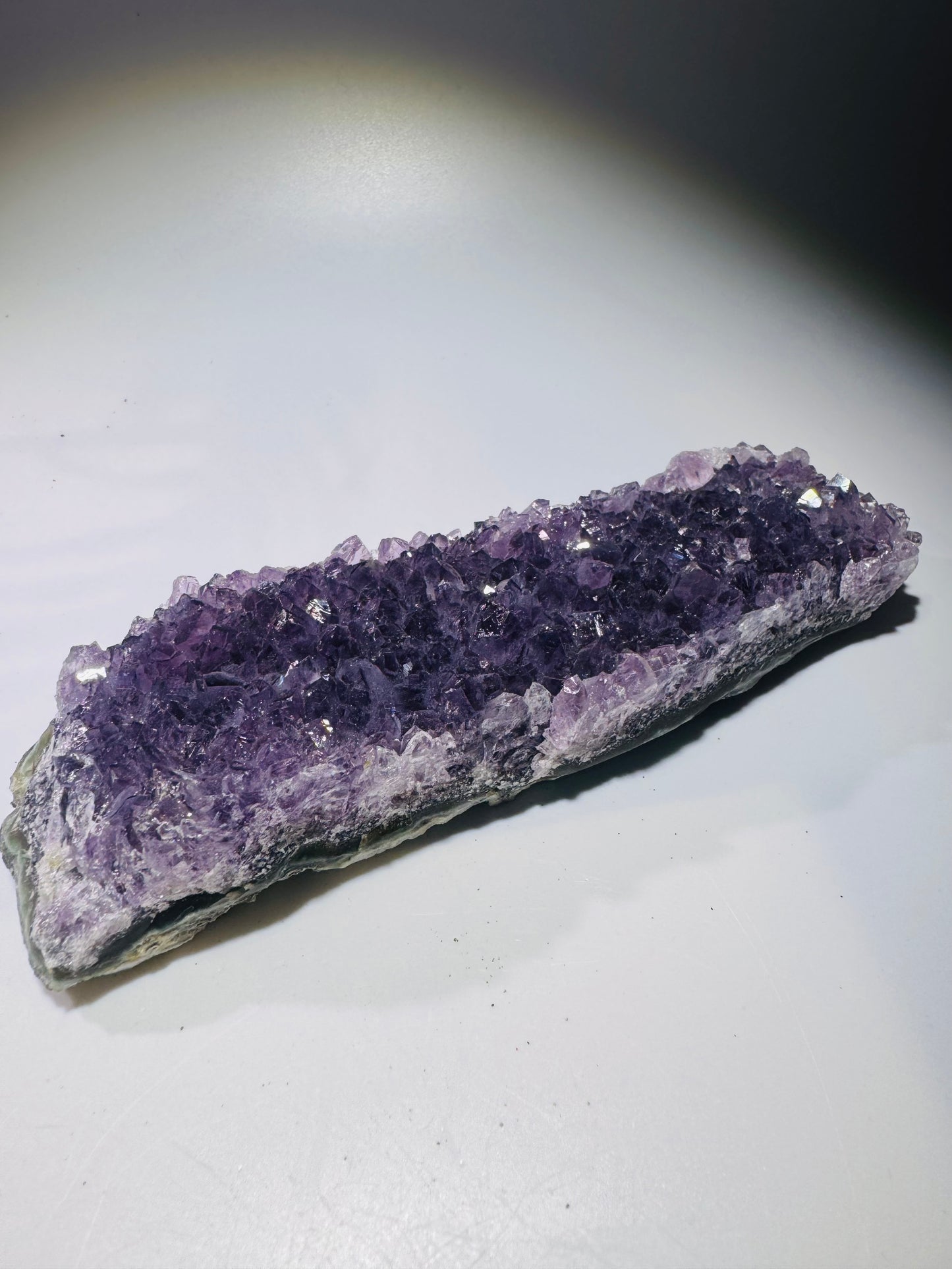 Amethyst-Druse 14.5x4.7 cm, 259 g – Energiereiche Kristallformation für Harmonie