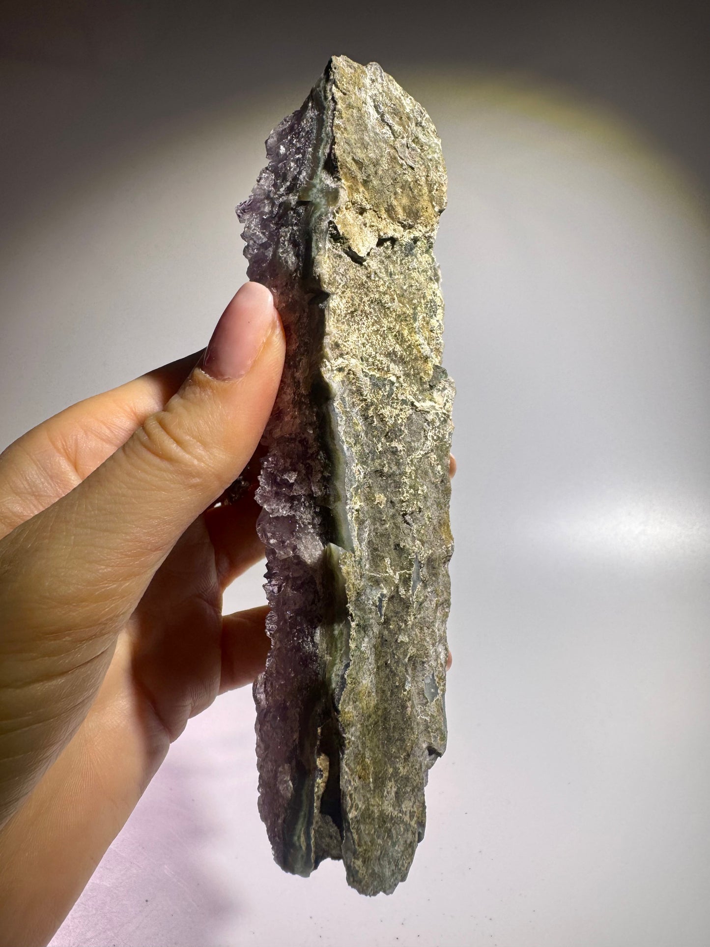 Amethyst-Druse 14.5x4.7 cm, 259 g – Energiereiche Kristallformation für Harmonie