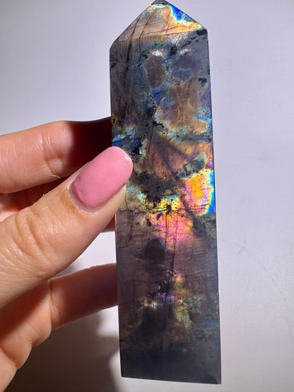 Labradorit Spitze 10,5 cm – 138 g mit Regenbogenfarben – Schimmernder Edelstein mit magischem Farbspiel