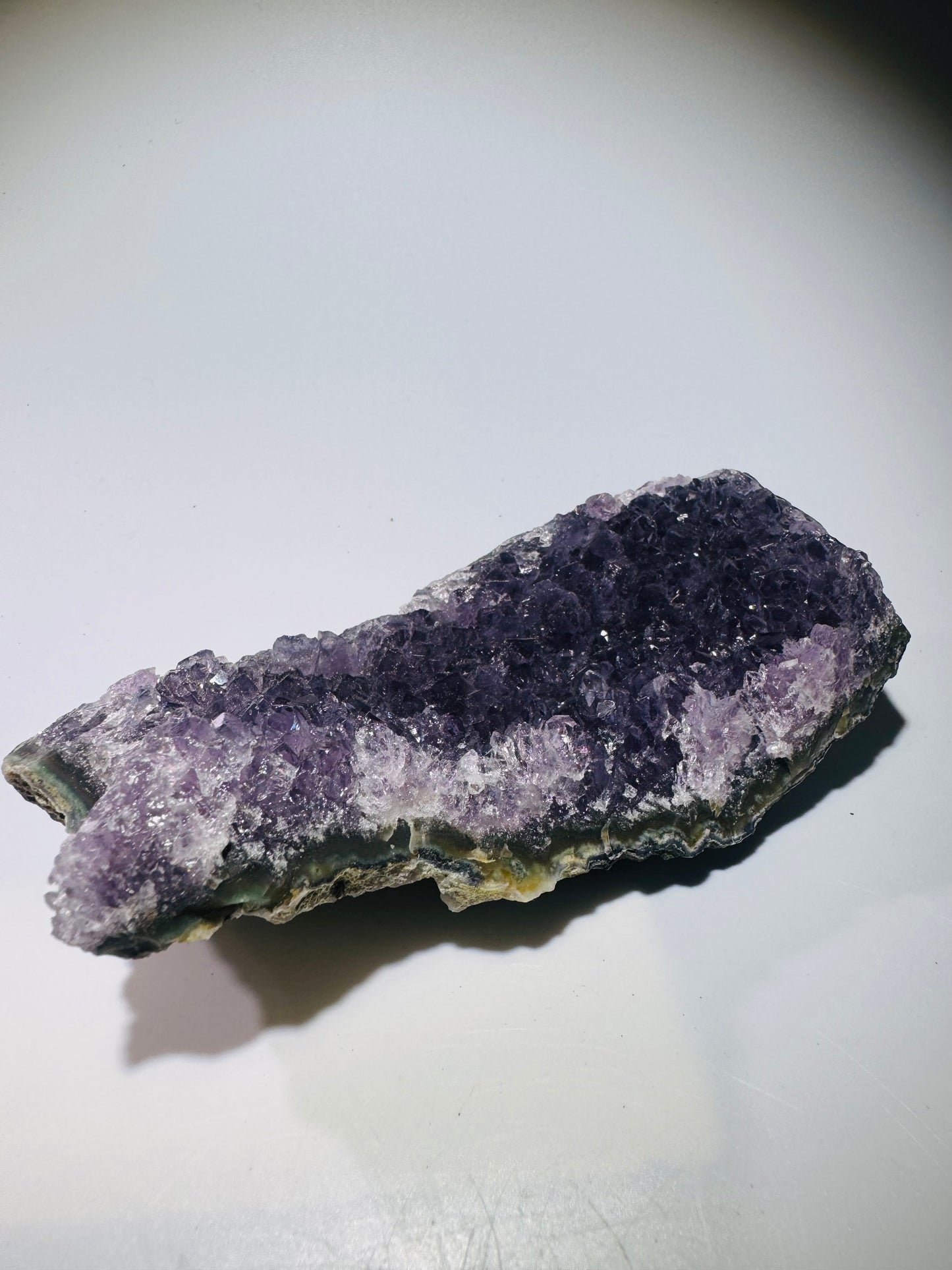 Amethyst-Druse 12 x 6,5 cm, 281g – Energiereiche Kristallformation für Harmonie