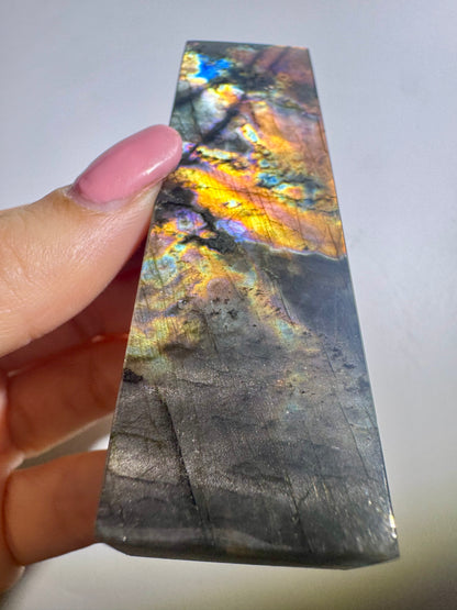 Labradorit Spitze 10,5 cm – 138 g mit Regenbogenfarben – Schimmernder Edelstein mit magischem Farbspiel