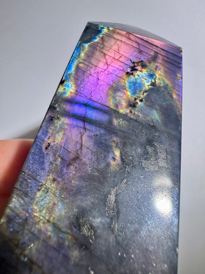 Labradorit Spitze 8,5 cm, 106 g – Irisierender Glanz & Regenbogenfarben