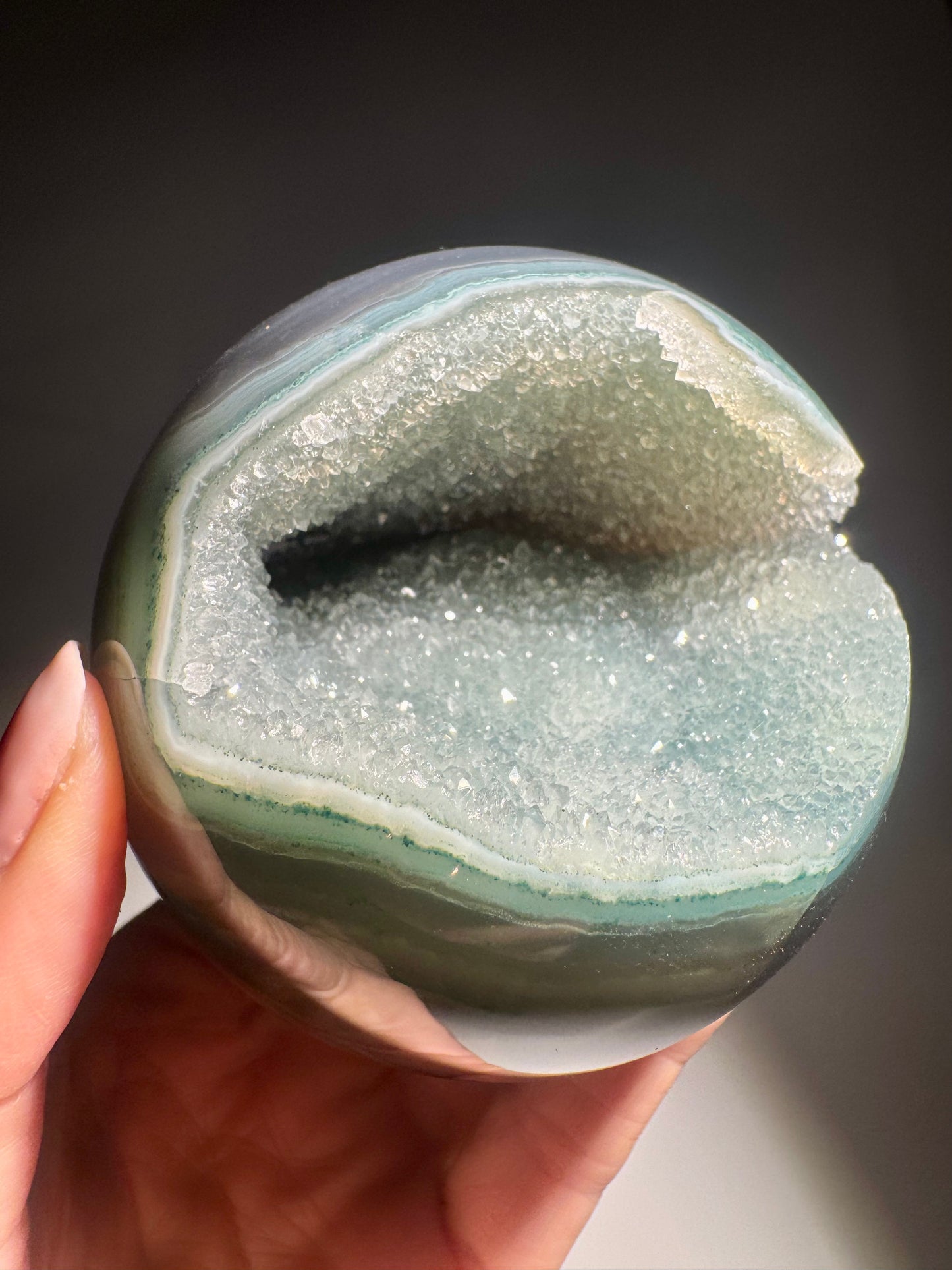 Mintgrüne Achatkugel – 7,7 cm, 558 g – Funkelndes Naturunikat aus Brasilien