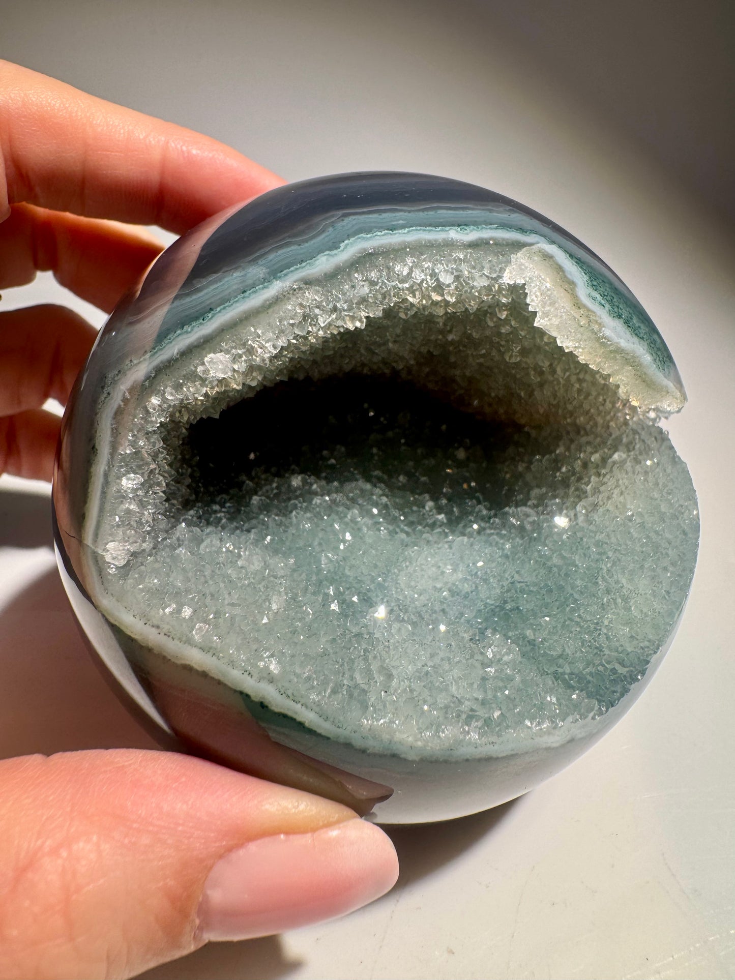 Mintgrüne Achatkugel – 7,7 cm, 558 g – Funkelndes Naturunikat aus Brasilien