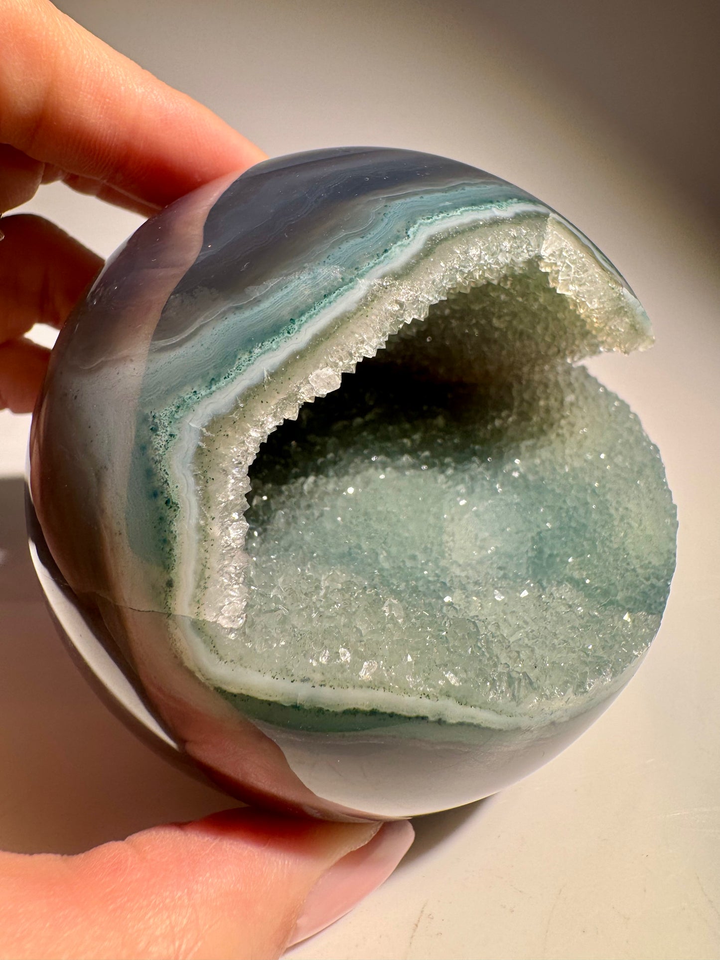 Mintgrüne Achatkugel – 7,7 cm, 558 g – Funkelndes Naturunikat aus Brasilien