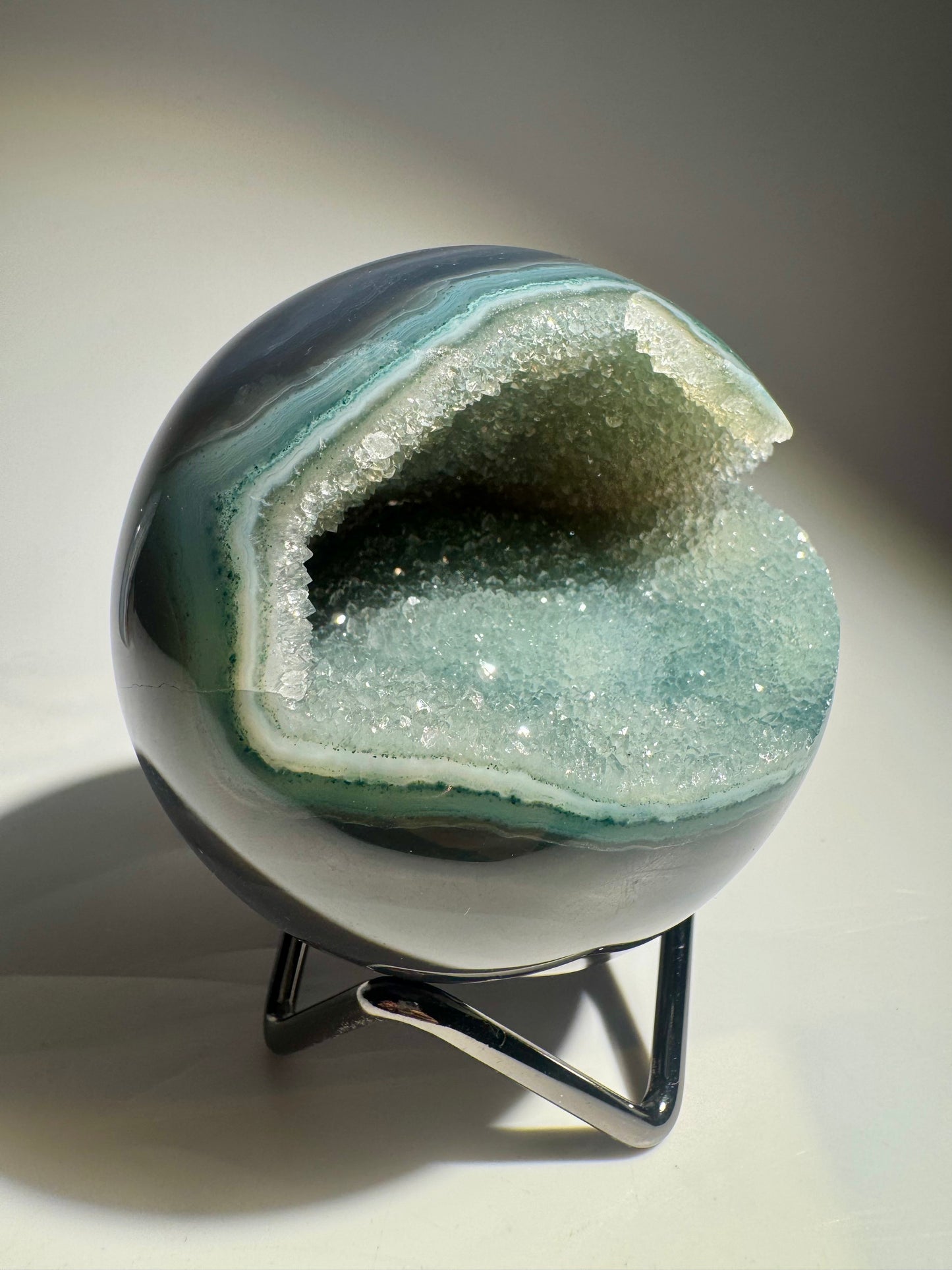 Mintgrüne Achatkugel – 7,7 cm, 558 g – Funkelndes Naturunikat aus Brasilien