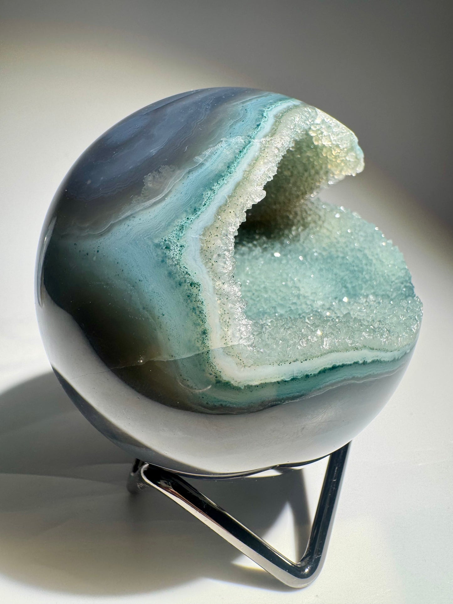 Mintgrüne Achatkugel – 7,7 cm, 558 g – Funkelndes Naturunikat aus Brasilien