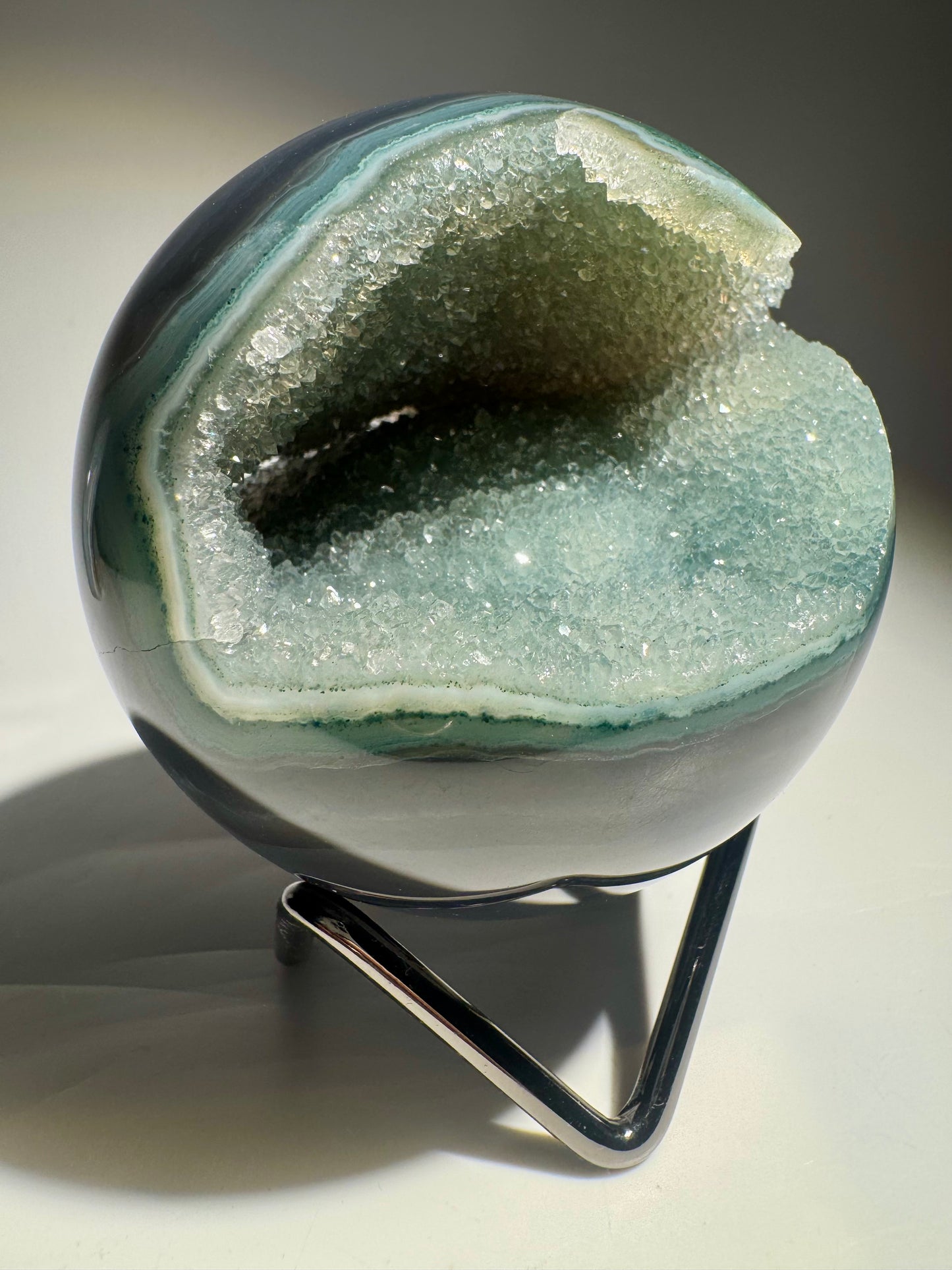 Mintgrüne Achatkugel – 7,7 cm, 558 g – Funkelndes Naturunikat aus Brasilien