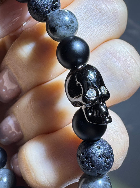 Armband mit Skull – Kraftvoller Mix aus Lava, Perlen, Labradorit & Onyx