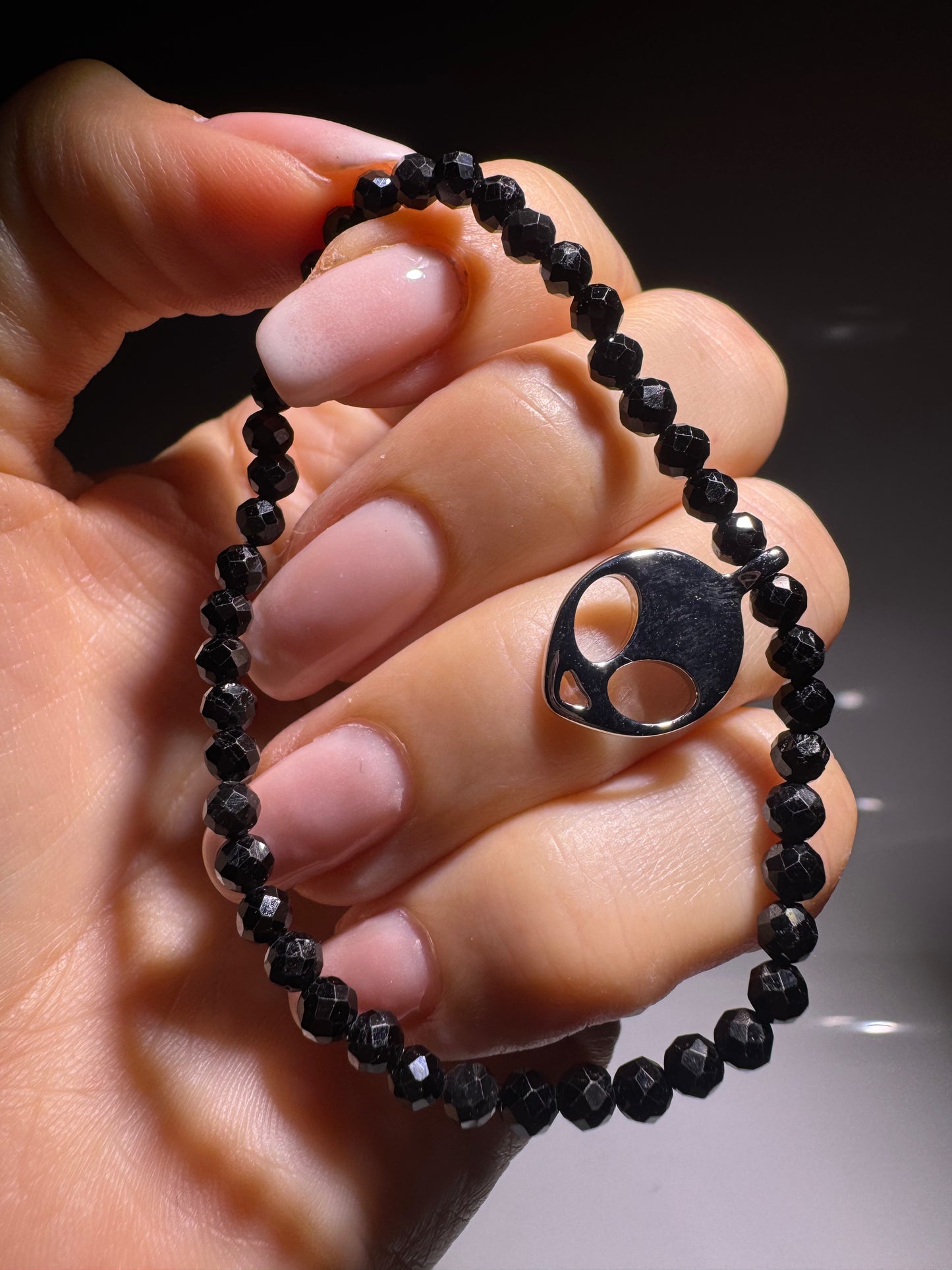 Facettierte Turmalin-Edelstein-Kette – Handgeknüpft mit Alien-Head 👽✨