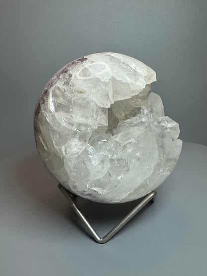 Wunderschöne Quarz Kugel mit großen klaren Kristallen – 10 cm