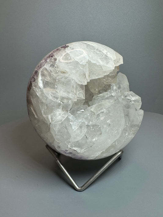 Wunderschöne Quarz Kugel mit großen klaren Kristallen – 10 cm