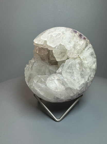 Wunderschöne Quarz Kugel mit großen klaren Kristallen – 10 cm
