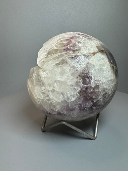 Wunderschöne Quarz Kugel mit großen klaren Kristallen – 10 cm