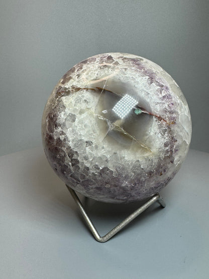 Wunderschöne Quarz Kugel mit großen klaren Kristallen – 10 cm
