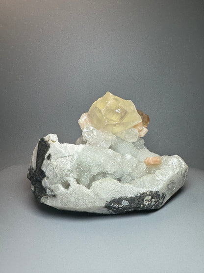 Atemberaubender Chalcedon mit Stilbit und riesigem klaren Kalzit - 16cm, 1.54kg