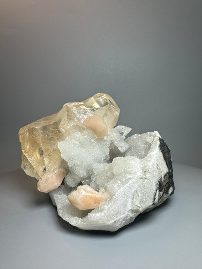 Atemberaubender Chalcedon mit Stilbit und riesigem klaren Kalzit - 16cm, 1.54kg