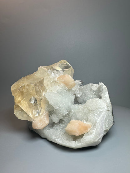 Atemberaubender Chalcedon mit Stilbit und riesigem klaren Kalzit - 16cm, 1.54kg