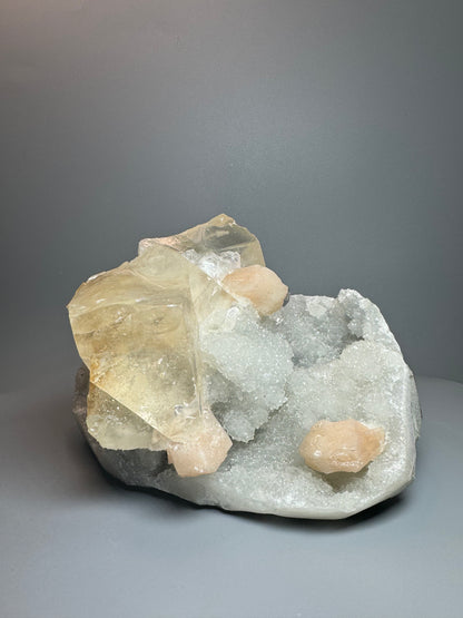 Atemberaubender Chalcedon mit Stilbit und riesigem klaren Kalzit - 16cm, 1.54kg