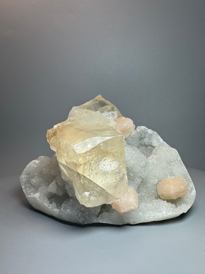 Atemberaubender Chalcedon mit Stilbit und riesigem klaren Kalzit - 16cm, 1.54kg