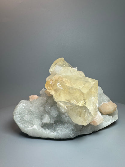 Atemberaubender Chalcedon mit Stilbit und riesigem klaren Kalzit - 16cm, 1.54kg