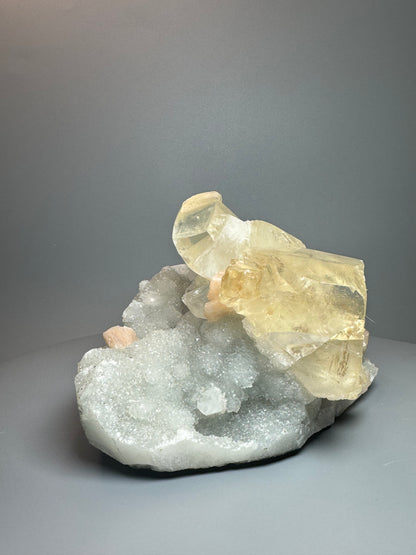 Atemberaubender Chalcedon mit Stilbit und riesigem klaren Kalzit - 16cm, 1.54kg