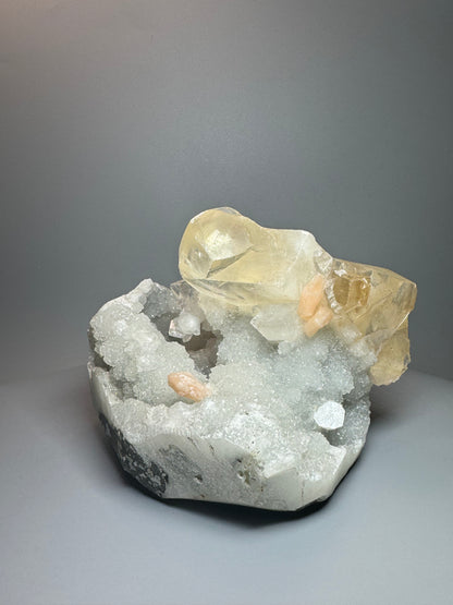Atemberaubender Chalcedon mit Stilbit und riesigem klaren Kalzit - 16cm, 1.54kg