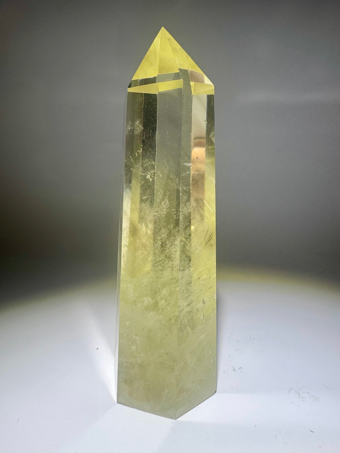 Citrinspitze 16 cm – Klarer Heilstein aus Brasilien · 556 g · Edelstein kaufen