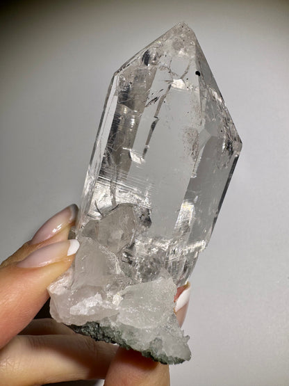 Klarer Himalaya Kristall mit Chlorit 💚 aus Nepal • 8 cm • 146 g