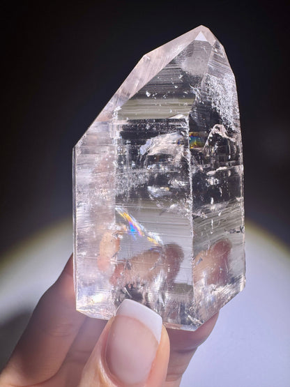 Lemurian Kristallspitze mit Regenbogen 💎 klar & naturbelassen aus Brasilien – 7,5 cm / 186 g