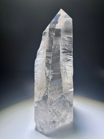 Lemurian Kristallspitze 💎 klar & naturbelassen aus Brasilien – 8.1 cm / 127g