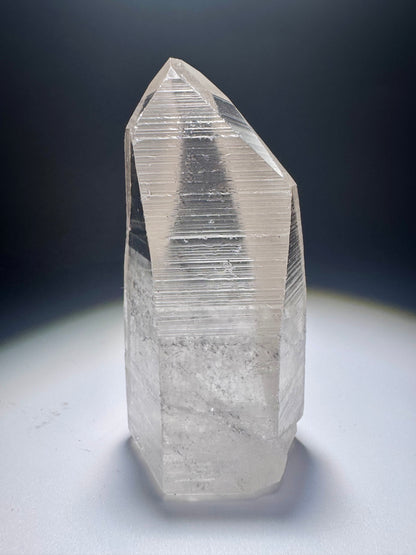 Energiegeladener Lemurian Kristall 💎 6.7 cm – 77g – Transparent & kraftvoll