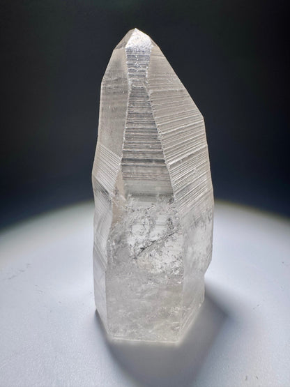 Energiegeladener Lemurian Kristall 💎 6.7 cm – 77g – Transparent & kraftvoll