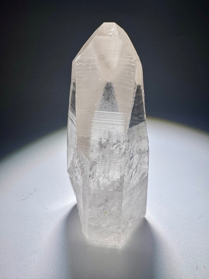 Energiegeladener Lemurian Kristall 💎 6.7 cm – 77g – Transparent & kraftvoll