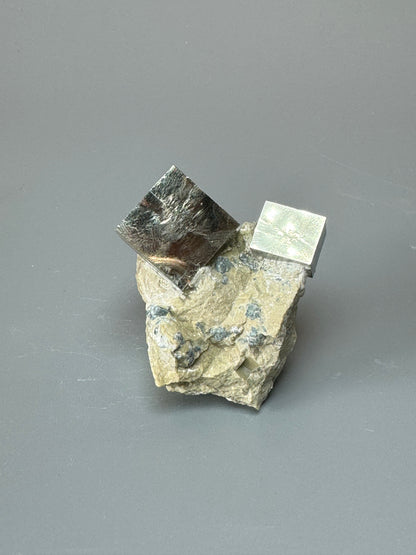Pyrit Kubus auf Matrix - 5cm, 88g