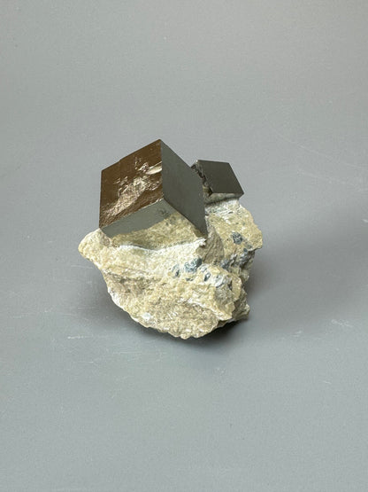 Pyrit Kubus auf Matrix - 5cm, 88g