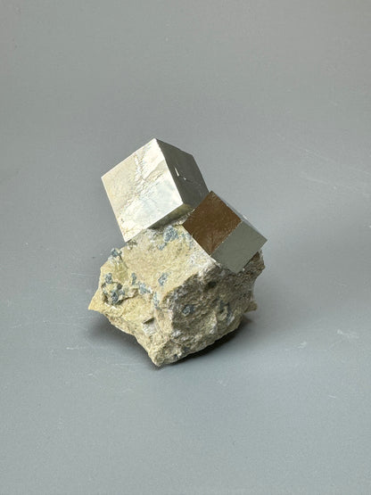Pyrit Kubus auf Matrix - 5cm, 88g
