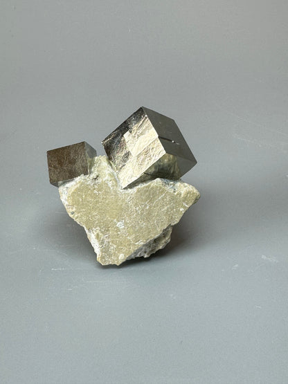 Pyrit Kubus auf Matrix - 5cm, 88g